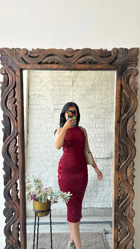High-quality women’s wear for everyday elegance   Cold - shoulder bodycon dress for a modern and fashionable styleClassy dress 30-32 bust/l:39