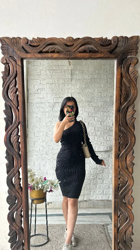 Clothing that’s as bold as you are   Bodycon dress for a shopping spree while remaining comfortable on your feetCute dress 36-38 busts/l:35