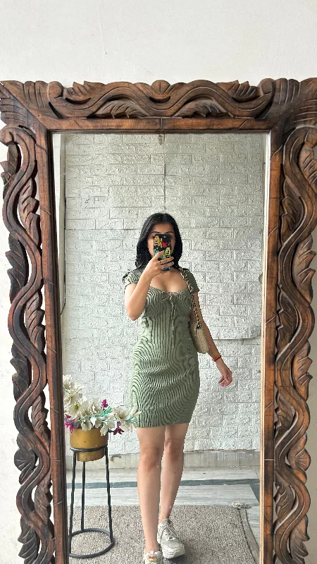 Refresh your wardrobe with trendy women’s apparel   Bodycon dress for a night out at a club with statement accessoriesCute dresse 34-36 bust/l:34